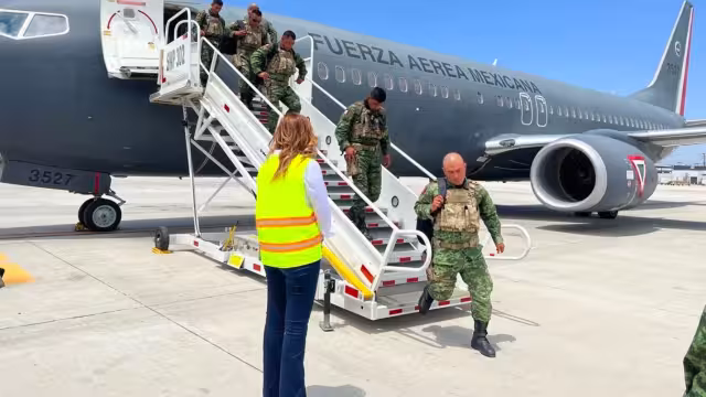 Son alrededor de 300 elementos que arribaron en un avión de la Fuerza Aérea al Aeropuerto Internacional de Tijuana