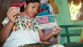Metzy Shaely Tuk Chuc, de la comunidad de X-Pichil, aprendió las diversas técnicas de costura tradicional con su mamá.