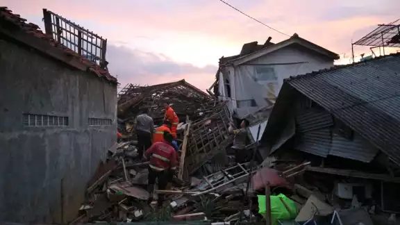 Las imágenes muestran a varias propiedades e instalaciones dañadas, mientras que algunas viviendas quedaron totalmente destruidas
