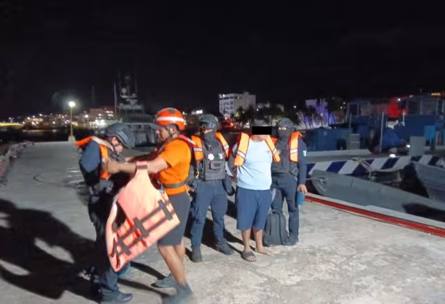 Marina apoya con traslado de detenido y un paciente de Isla Mujeres a Cancún