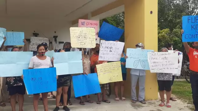 Carteles con consignas claras acompañaron a los pobladores a manifestarse en el municipio