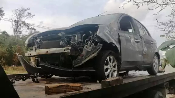 Tras chocar el conductor abandonó su vehículo. Tras chocar el conductor abandonó su vehículo.