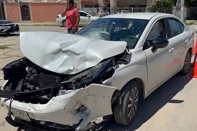 Camioneta de la Marina impacta automóvil en Campeche; mujer resulta lesionada