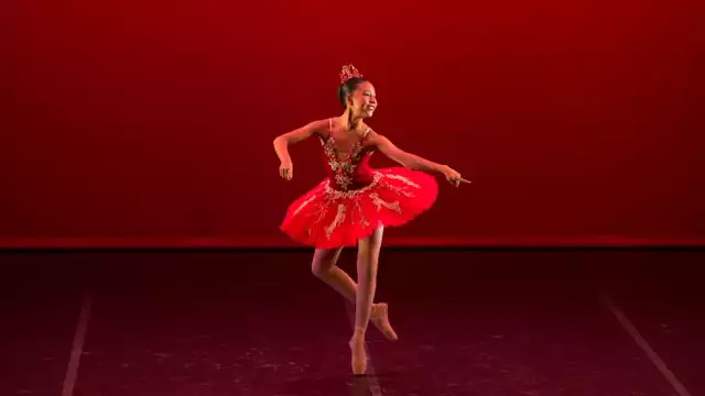 Se dedica a la danza clásica y contemporánea; ha participado en competencias locales y nacionales.