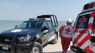 El cuerpo fue encontrado por lancheros, mismos que lo arrastraron a la orilla de la playa