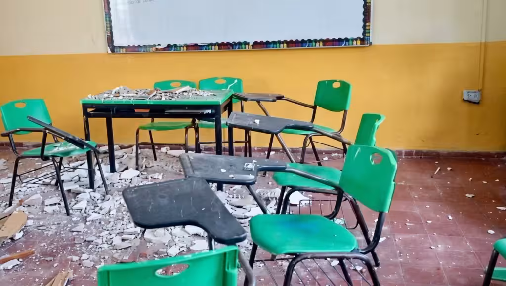 Se desploma parte del techo de una primaria en Tizimín; tres alumnos resultan heridos