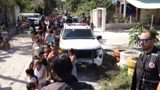 ¡Entregan cobertores para el frío en Cancún! Protección Civil recorre varias colonias ante las bajas temperaturas