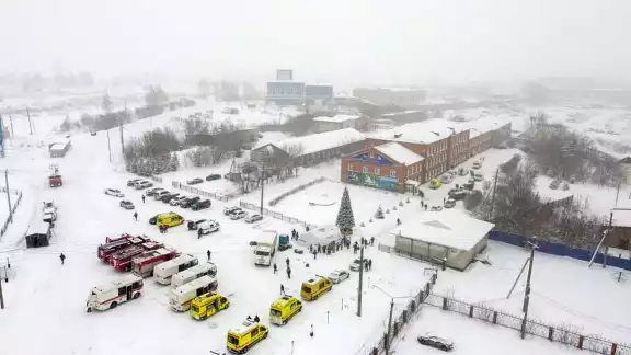 Un incendio en una explotación carbonífera en Rusia dejó a 46 trabajadores atrapados. Rescatistas trabajan contra el tiempo Un incendio en una explotación carbonífera en Rusia dejó a 46 trabajadores atrapados. Rescatistas trabajan contra el tiempo