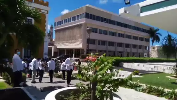 Invitados especiales esperan llegan a la toma de protesta de Layda Sansores San Román como Gobernadora Invitados especiales esperan llegan a la toma de protesta de Layda Sansores San Román como Gobernadora