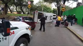 Volcadura de microbús en CDMX deja al menos 15 lesionados