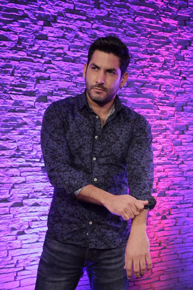 Durante su interpretación, Miguel Bosé y María José voltearon sus sillas con la intención de tener a Kike en sus respectivos equipos