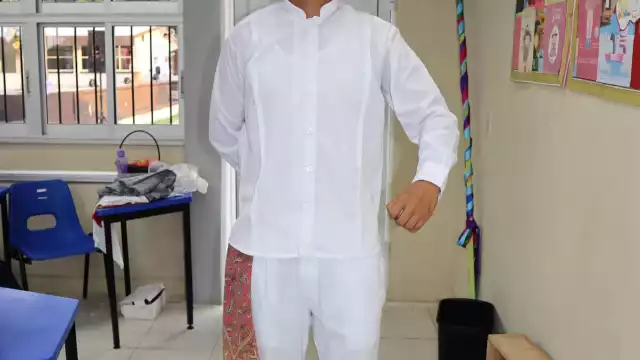 El joven enseña maya a través de su contenido digital