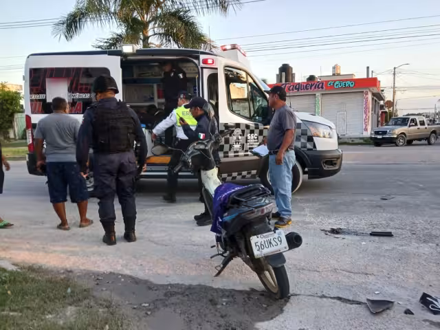 Paramédicos acudieron al lugar, brindando atención médica a las mujeres