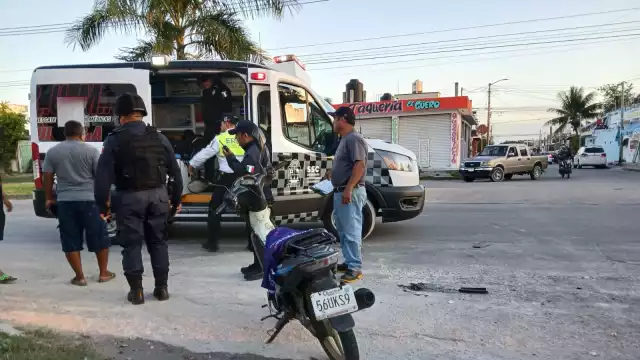 Paramédicos acudieron al lugar, brindando atención médica a las mujeres