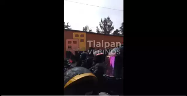Momento del enfrentamiento armado registrado en la alcaldía Tlalpan, Ciudad de México, donde dos policías resultaron heridos y cuatro personas fueron detenidas