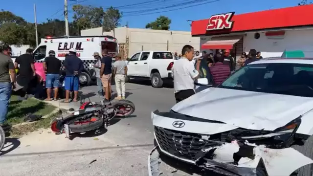 Por el fuerte impacto, la pareja cayó al suelo, sufriendo varias lesiones.