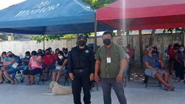 Pobladores de Celestún acudieron a recibir su dosis de refuerzo