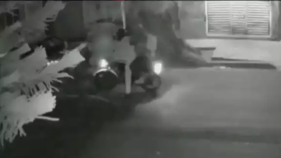 El video muestra el hecho ocurrido la noche de ayer El video muestra el hecho ocurrido la noche de ayer
