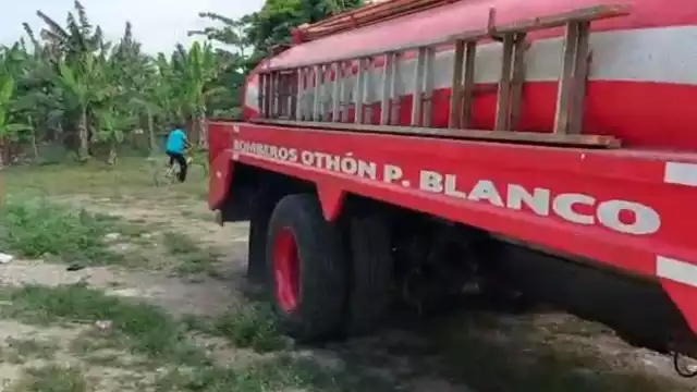 Los bomberos buscaron un acceso rápido para combatir el fuego