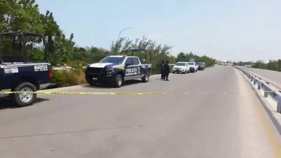 Policías acudieron al lugar del hallazgo del cuerpo, para cordonar la zona y permitir el acceso de Servicios Periciales de la FGE Q.Roo