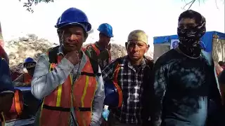 Los encargados de las obras tuvieron que salir a dar la cara en espera de instrucciones