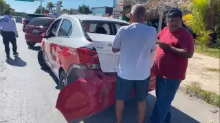 Motociclista resultó con heridas sangrantes tras chocar por alcance contra un taxi en la Avenida Pedro Sainz de Baranda de Campeche.
