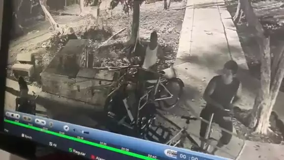 Un video muestra a los supuestos pepenadores cuando toman fotos de una casa en Cancún, para después entrar a robarla Un video muestra a los supuestos pepenadores cuando toman fotos de una casa en Cancún, para después entrar a robarla