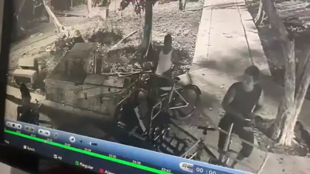 Un video muestra a los supuestos pepenadores cuando toman fotos de una casa en Cancún, para después entrar a robarla