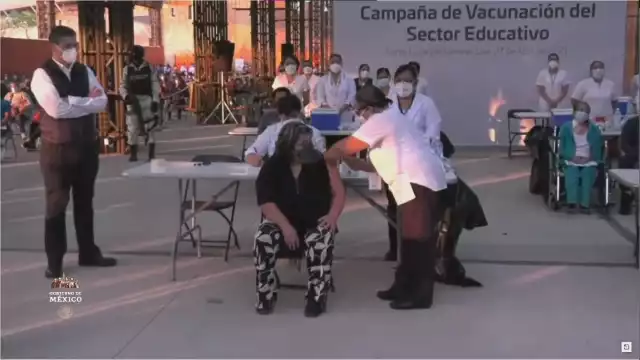 La maestra Myriam recibió la vacuna esta mañana