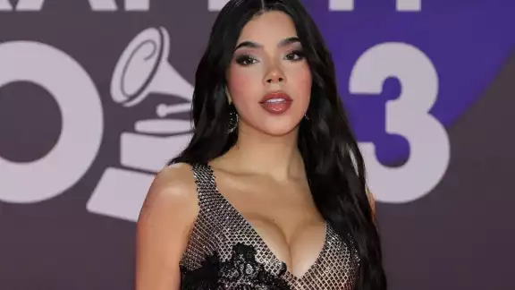 Kenia Os se roba las miradas en la alfombra roja de los Latin Grammys 2023