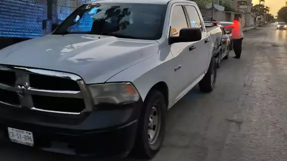 Al llegar al cruce con la avenida Aviación, no respeto el semáforo en rojo colisionando contra una camioneta Ford Al llegar al cruce con la avenida Aviación, no respeto el semáforo en rojo colisionando contra una camioneta Ford