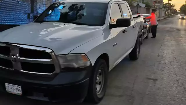 Al llegar al cruce con la avenida Aviación, no respeto el semáforo en rojo colisionando contra una camioneta Ford