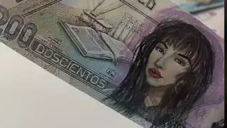 La tiktoker demuestra su talento pintando billetes. Foto: Tik-Tok @abrildawe