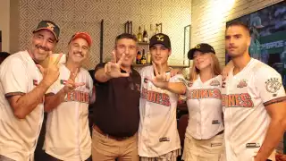 Ester Expósito y Juan Pablo Medina visitan el estadio de los Leones de Yucatán
