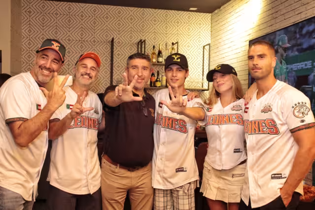 Los actores asistieron al primer juego de la serie de Leones vs Diablos