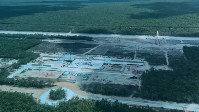 AMLO supervisó la obra donde hay 4 mil 800 trabajadores trabajando dirigidos por ingenieros militares.