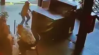 En redes sociales comenzaron a difundir el video de una cámara de seguridad donde se ve el momento exacto de un ataque armado