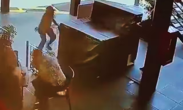 En redes sociales comenzaron a difundir el video de una cámara de seguridad donde se ve el momento exacto de un ataque armado