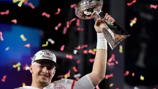 Patrick Mahomes sujetando su segundo Vince Lambardi