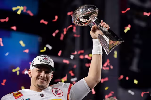 Patrick Mahomes sujetando su segundo Vince Lambardi
