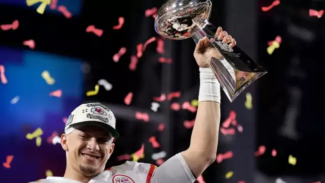 Patrick Mahomes sujetando su segundo Vince Lambardi
