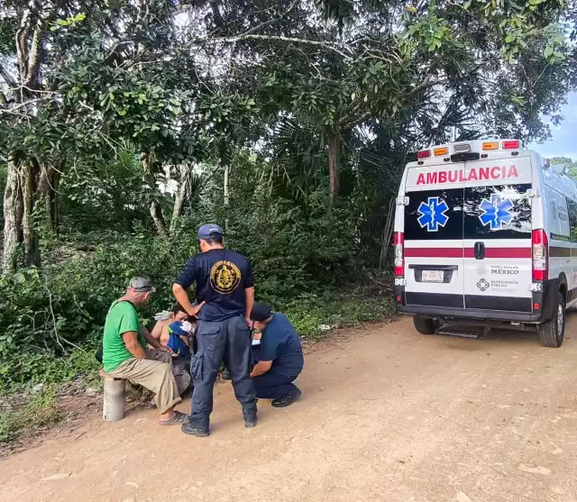Los paramédicos atendieron en el lugar al hombre lesionado.
