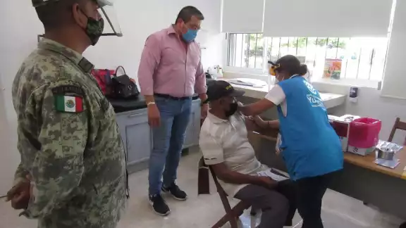 El abuelito señaló que no hay que tenerle miedo a la vacuna