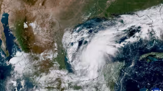 Huracán Isaías de categoría 2 se fortalece hacia Estados Unidos; impactará el viernes por la noche