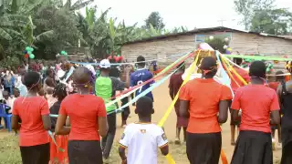 Adecuaron la vestimenta para realizar el baile, que fue difundido en al menos dos videos de las redes sociales permitidas en aquella nación sudafricana