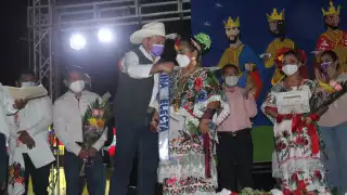 El ballet folclórico de la novena corrida de toros deleitó a los presentes en este certamen de elección. La banda fue colocada por el presidente municipal