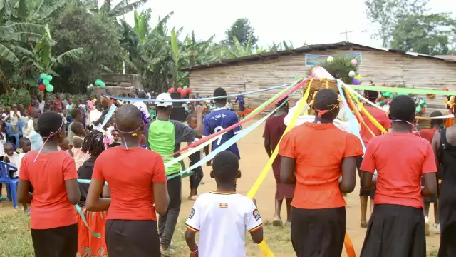 Adecuaron la vestimenta para realizar el baile, que fue difundido en al menos dos videos de las redes sociales permitidas en aquella nación sudafricana