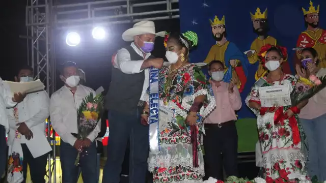 El ballet folclórico de la novena corrida de toros deleitó a los presentes en este certamen de elección. La banda fue colocada por el presidente municipal