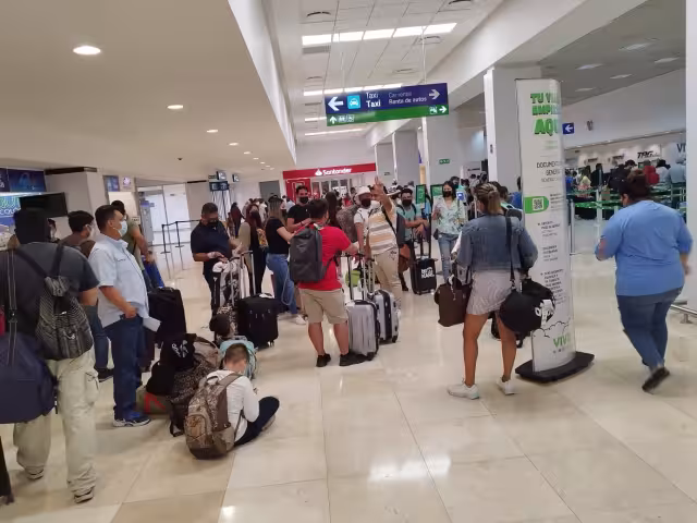 Entre las 09:00 y 10:00 horas, llegan ocho vuelos, de los 60 programados