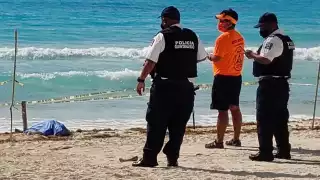 Paramédicos de una ambulancia privada así como elementos de la Policía Turística, acudieron hasta Playa Delfines